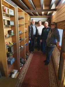 Neue Regale für die Galerie im Versammlungsraum | Heimatmuseum Seckenheim